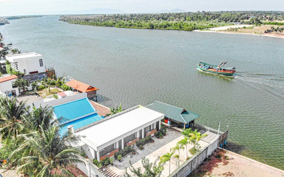 Private home riverside  ខេត្តកំពត