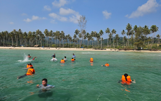 រមណីយដ្ឋានឆ្នេរខ្សាច់ស ខេត្តកោះកុង