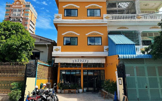 សណ្ឋាគារ Sundays Café & Hotel រាជធានីភ្នំពេញ
