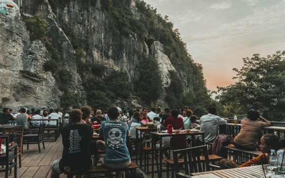 មើល​ប្រចៀវ​ជើង​ភ្នំ​សំពៅ ខេត្តបាត់ដំបង