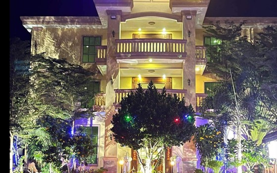 ផ្ទះសំណាក់ និង KTV ហ្គោលហៅស៍ ព្រំ ប៉ៃលិន