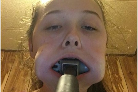 Hâm mộ thần tượng, thiếu nữ nhét nguyên cái búa vào miệng