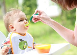 សញ្ញាទាំង ៦ ដែលបង្ហាញថាកូនរបស់អ្នកត្រៀមខ្លួនរួចជាស្រេចសម្រាប់អាហាររឹង