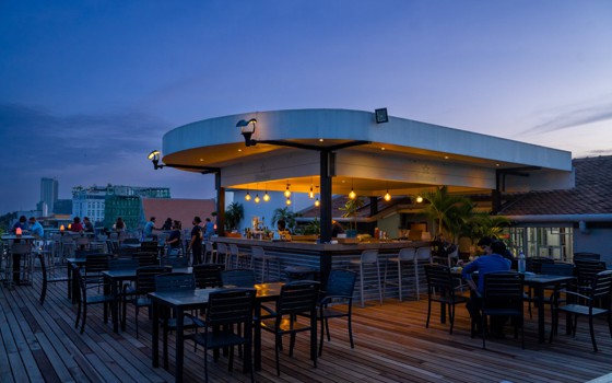 Le Moon Rooftop ភ្នំពេញ