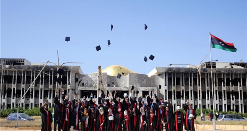 Bộ ảnh kỷ yếu độc đáo chụp trong trường đại học tan hoang vì bom đạn