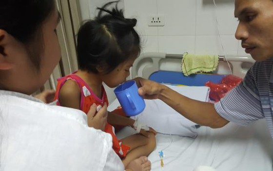 Gắp thành công dị vật mắc trong cổ họng bé gái 6 tuổi