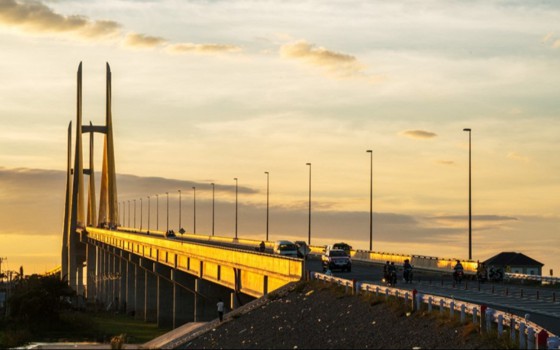 ទស្សនា​ថ្ងៃ​រៀប​លិច​នៅ​ស្ពាន​ត្សឹបាសា