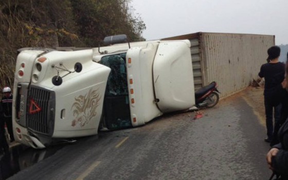 2 xe máy nát bét dưới xe đầu kéo