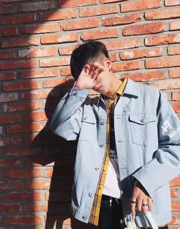 អាវពណ៌កាគី