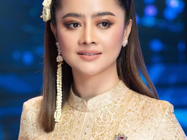 ឱក សុគន្ធកញ្ញា បានឈានជេីងចូលវិស័យសិល្បះ ដំបូងនាអំឡុងឆ្នាំ ១៩៩៩ 