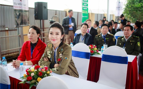 Huyền My giản dị tham dự buổi tiêu hủy ngà voi và sừng tê giác