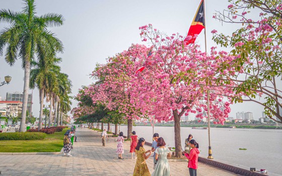 សួនច្បារមាត់ទន្លេ នៅរាជធានីភ្នំពេញ