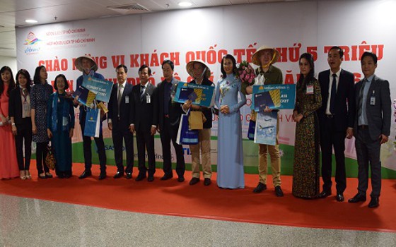 TP HCM đón du khách quốc tế thứ 5 triệu