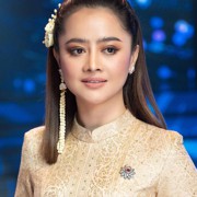 ឱក សុគន្ធកញ្ញា បានឈានជេីងចូលវិស័យសិល្បះ ដំបូងនាអំឡុងឆ្នាំ ១៩៩៩