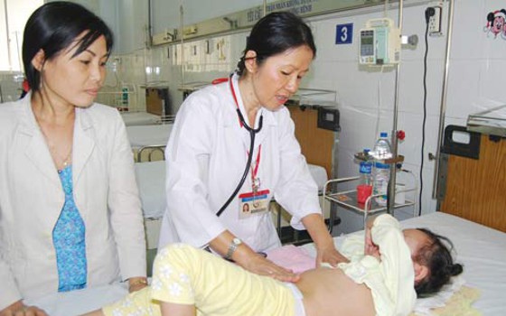 Coi chừng trẻ bị ngộ độc thức ăn ngày Tết