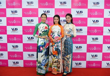 Người đẹp HHVN 2016 tự tin với tiếng Anh vững vàng