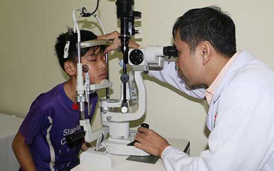 Thiếu niên mất ngón tay, hỏng mắt vì nghịch kíp nổ