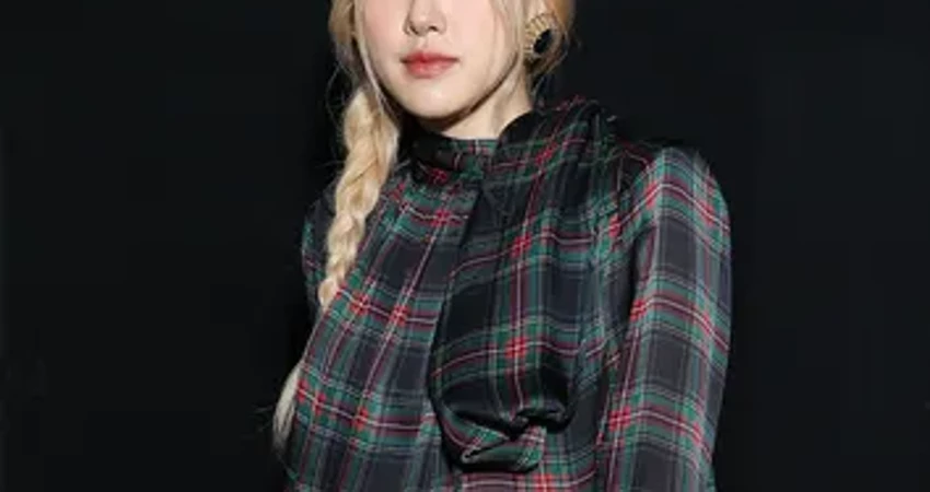 Rose របស់ Blackpink បង្ហាញហត្ថលេខារបស់នាង Saint Laurent មើលទៅក្នុងកម្មវិធី Vanity Fair Oscar Party