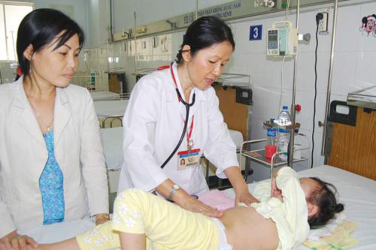 Coi chừng trẻ bị ngộ độc thức ăn ngày Tết
