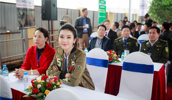 Huyền My giản dị tham dự buổi tiêu hủy ngà voi và sừng tê giác