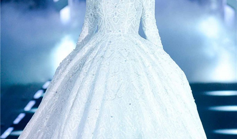 Những lần mẫu Việt “vật vã” với bạn diễn trên sàn catwalk