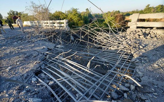 ស្ពានអូរជីក រងការខូចខាតឆ្លងកាត់លែងកើត ក្រោយកងទ័ពអាកាសថៃ ប្រើយន្តហោះចម្បាំង F16 ចំនួនពីរគ្រឿងមកទម្លាក់គ្រាប់បែក កាលពីយប់មិញនេះ