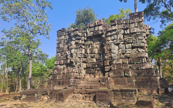Prasat Linga 1 or Prasat Thnoeng ខេត្តព្រះវិហារ