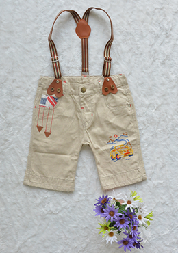 Quần Bé Trai Dây Đeo Kaki Short Thêu Trắng Kem