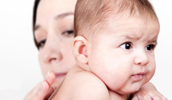 តើ​ជំងឺ​អ្វី​ដែល​ធ្វើ​ឱ្យ​កុមារ​ក្អួត​ទឹក​ដោះ និង​យំ?