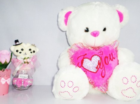 តើអ្នកគួរផ្តល់អំណោយអ្វីដល់មិត្តស្រីថ្មីរបស់អ្នក?