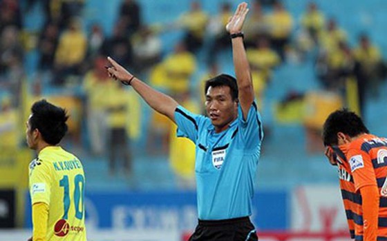 Bị VFF kỉ luật, trọng tài từng du học ở Anh bỏ nghề