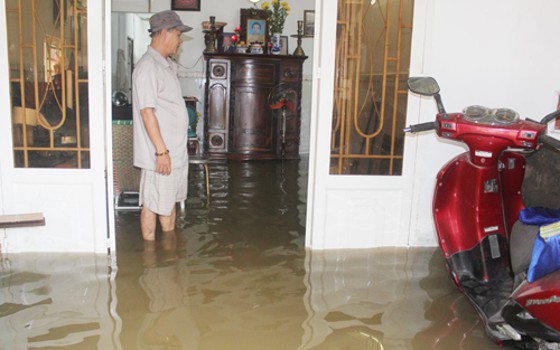 Nhiều nhà ở Sài Gòn lại ngập sâu vì cống ngăn triều tắc