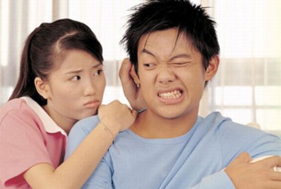 Truyện cười: Khốn đốn với cô vợ thích "khoe hàng"