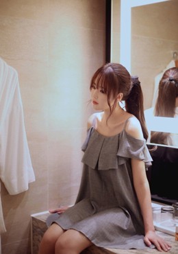 Đầm xám 2 dây hở vai