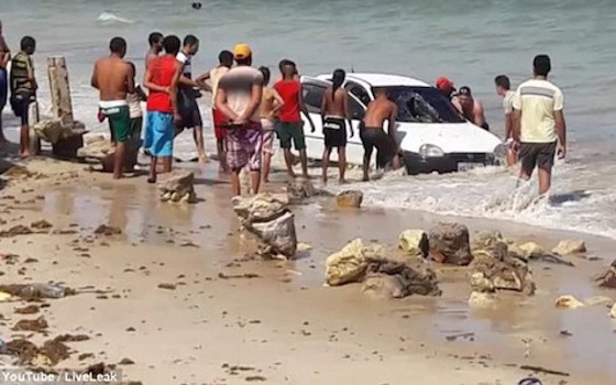 Du khách giận dữ dùng đá tảng ném vỡ đầu ôtô