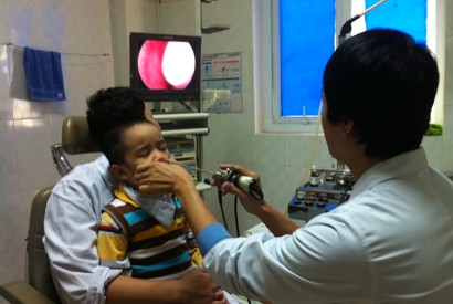 Trẻ bị viêm mũi họng - Cha mẹ nên làm gì?