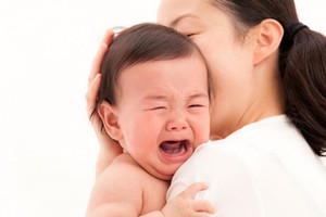 Vì sao bé đang ngoan cứ nhìn thấy mẹ là lại quấy khóc?