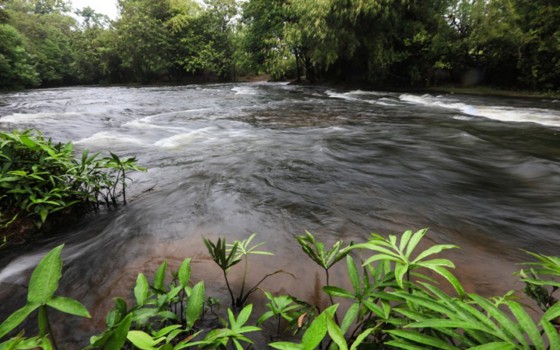 ទឹក​ហូរ​​អូរ​​ច្រឡង់​ ឬ​ហៅ​ថា ​អូរ​វែង ខេត្ត​ស្ទឹងត្រែង