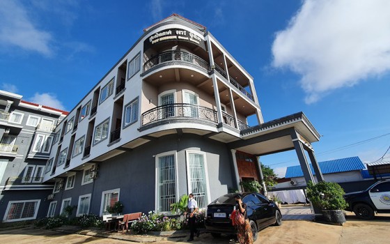 ផ្ទះសំណាក់ Pov Monique