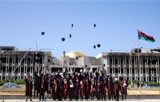 Bộ ảnh kỷ yếu độc đáo chụp trong trường đại học tan hoang vì bom đạn