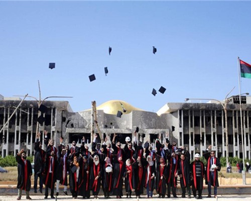 Bộ ảnh kỷ yếu độc đáo chụp trong trường đại học tan hoang vì bom đạn