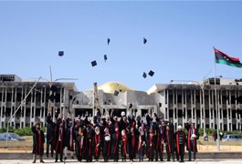 Bộ ảnh kỷ yếu độc đáo chụp trong trường đại học tan hoang vì bom đạn