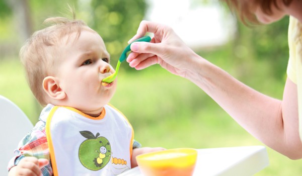 6 dấu hiệu cho thấy bé đã sẵn sàng ăn dặm