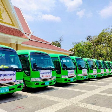 រដ្ឋបាលខេត្តស្វាយរៀង រៀបចំរថយន្តក្រុង ១២គ្រឿង សម្រាប់ដឹកពលរដ្ឋទៅកាន់តាមបណ្តាក្រុងស្រុកទូទាំងខេត្ត រយៈពេល៦ថ្ងៃ ក្នុងឱកាសបុណ្យភ្ជុំបិណ្ឌ ដោយមិនគិតប្រាក់