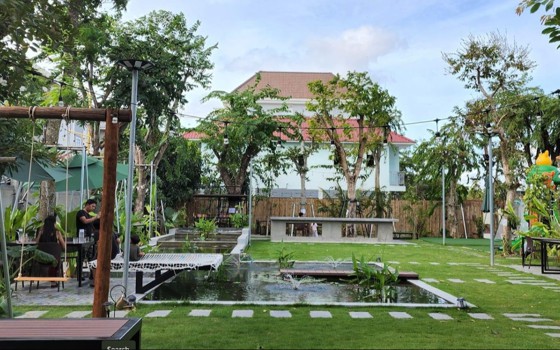 Zoom Garden Café & Wine 