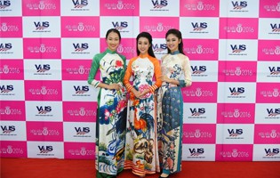 Người đẹp HHVN 2016 tự tin với tiếng Anh vững vàng