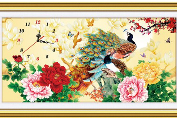 Tranh thêu chữ thập con công