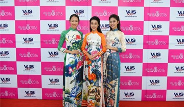 Người đẹp HHVN 2016 tự tin với tiếng Anh vững vàng