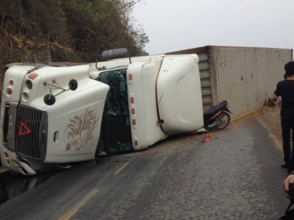 2 xe máy nát bét dưới xe đầu kéo