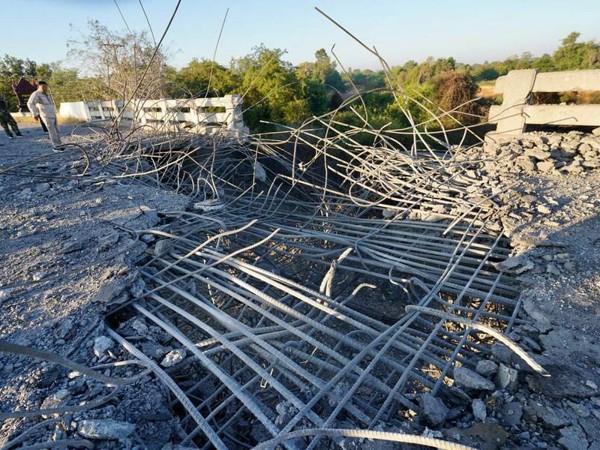 ស្ពានអូរជីក រងការខូចខាតឆ្លងកាត់លែងកើត ក្រោយកងទ័ពអាកាសថៃ ប្រើយន្តហោះចម្បាំង F16 ចំនួនពីរគ្រឿងមកទម្លាក់គ្រាប់បែក កាលពីយប់មិញនេះ